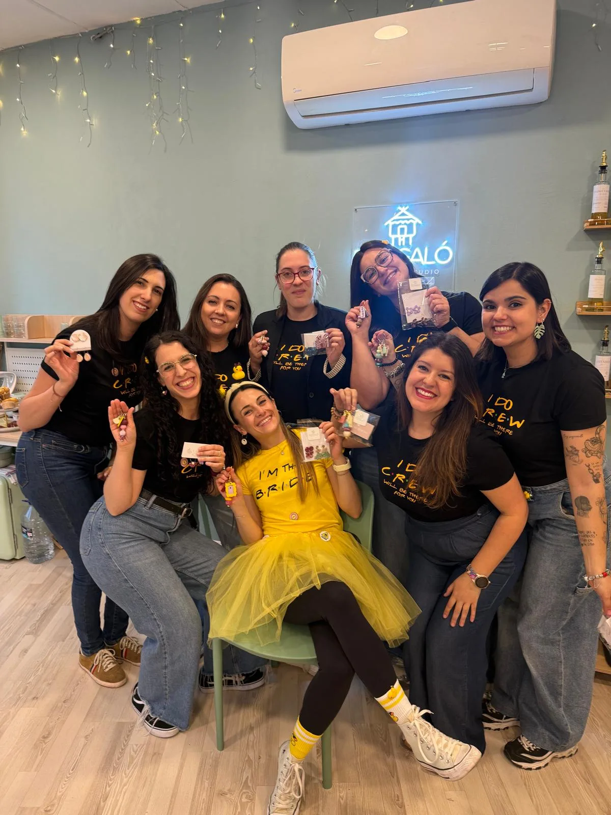 Grupo celebrando un taller creativo en Bungaló Studio