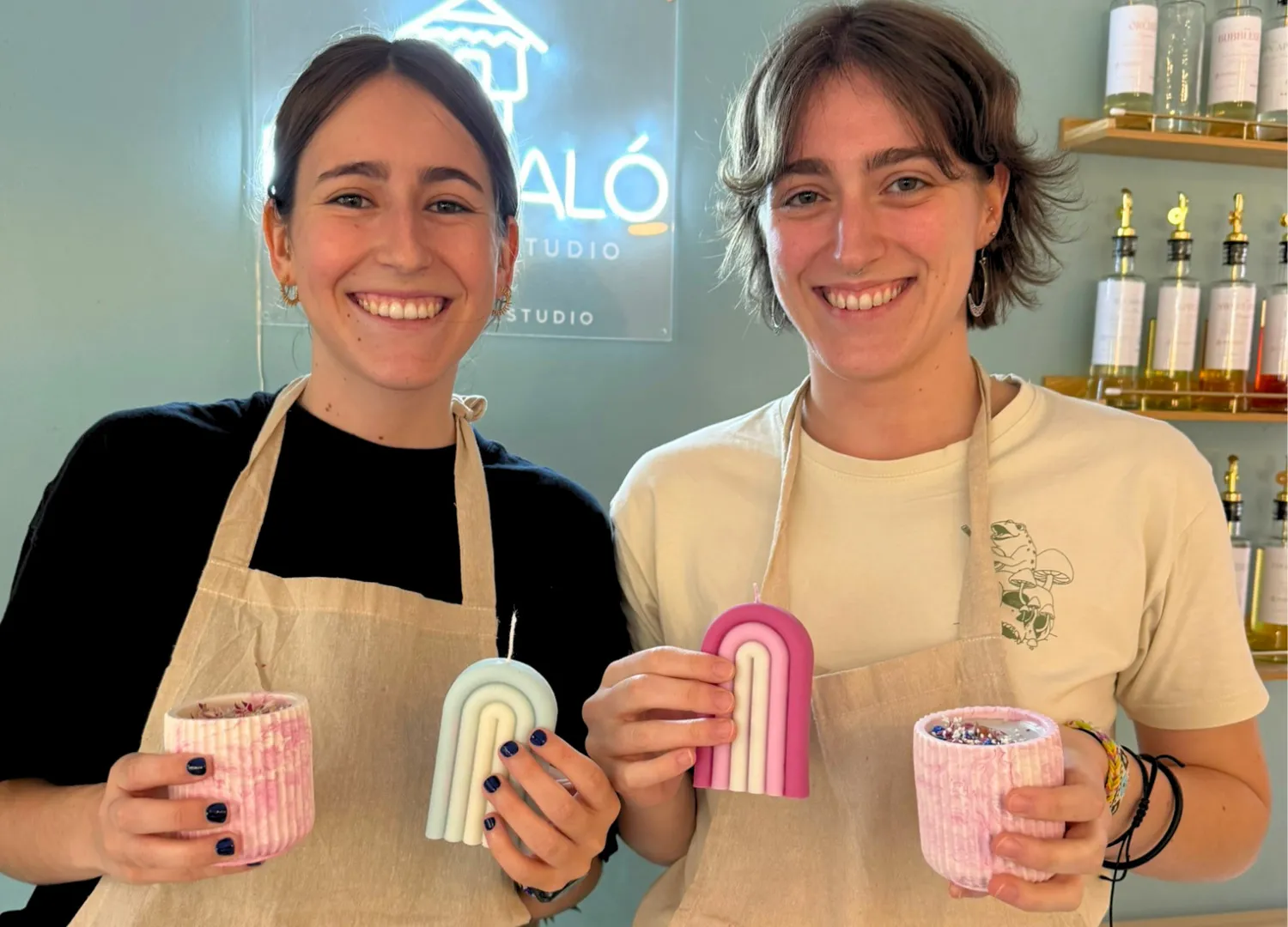 Dos chicas con velas artesanales rosas y azules en Bungaló