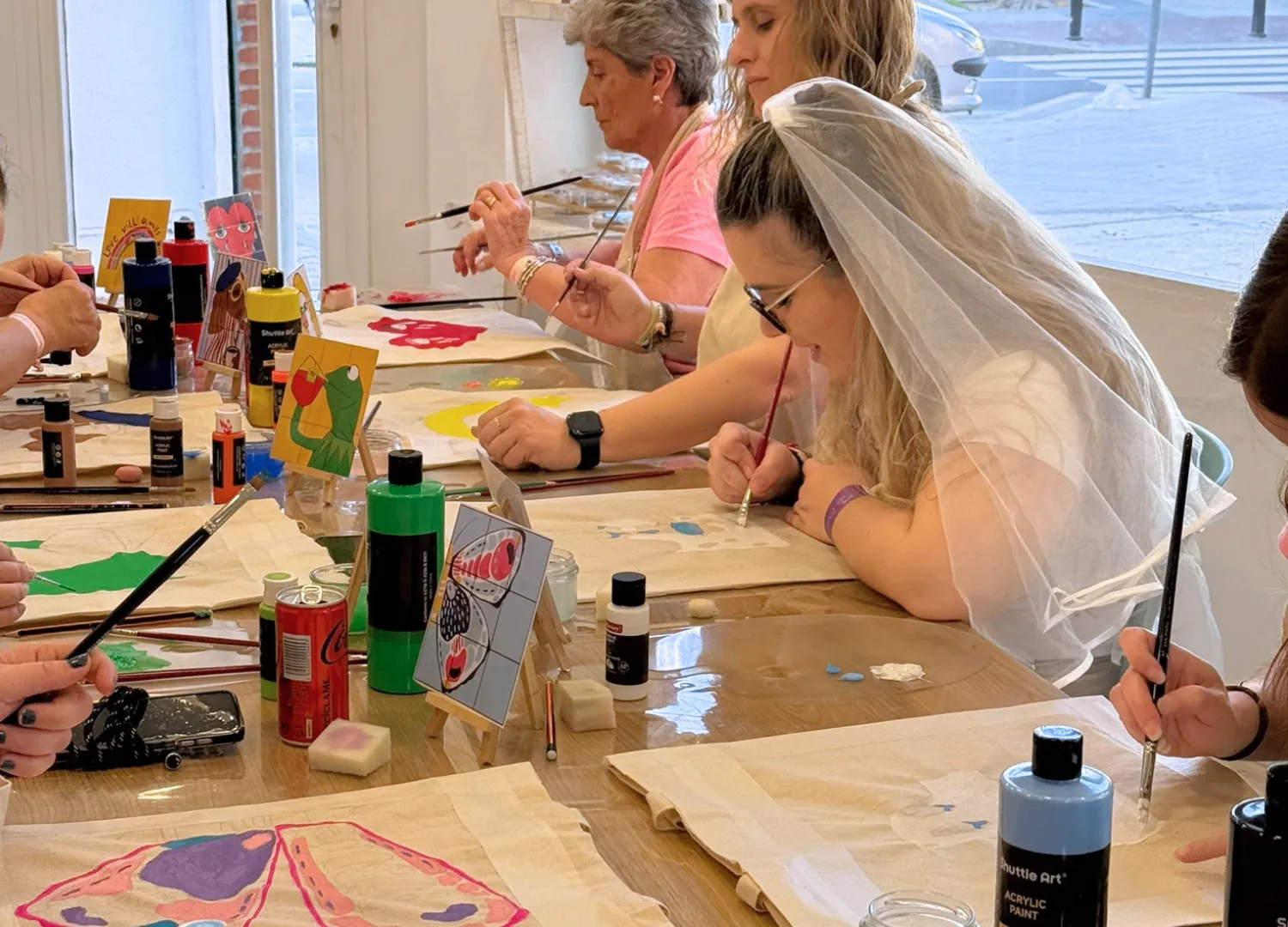 Grupo pintando totebags en una despedida en Bungaló