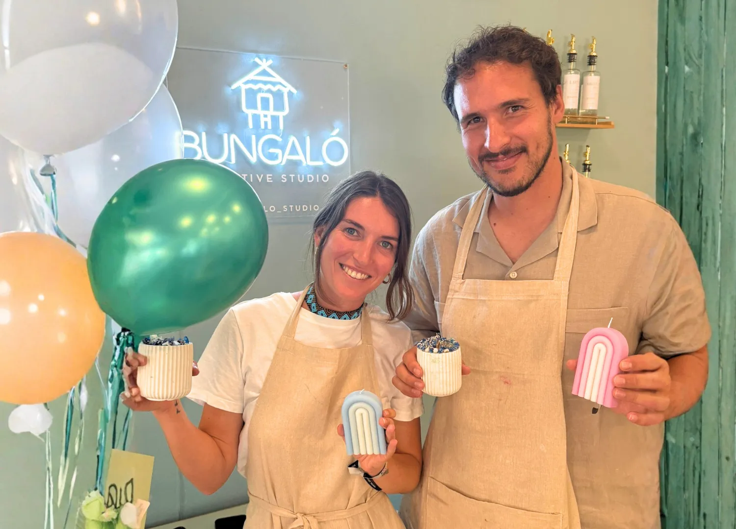 Pareja con velas artesanales en Bungaló Creative Studio