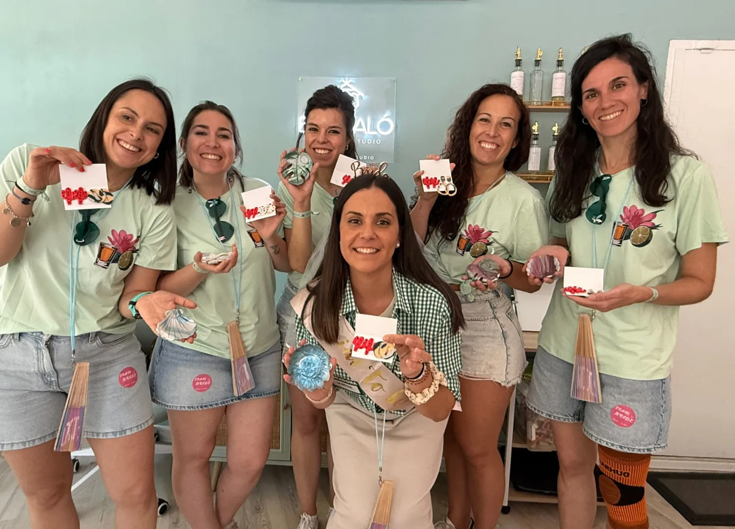 Grupo de despedida con piezas de bisutería en Bungaló