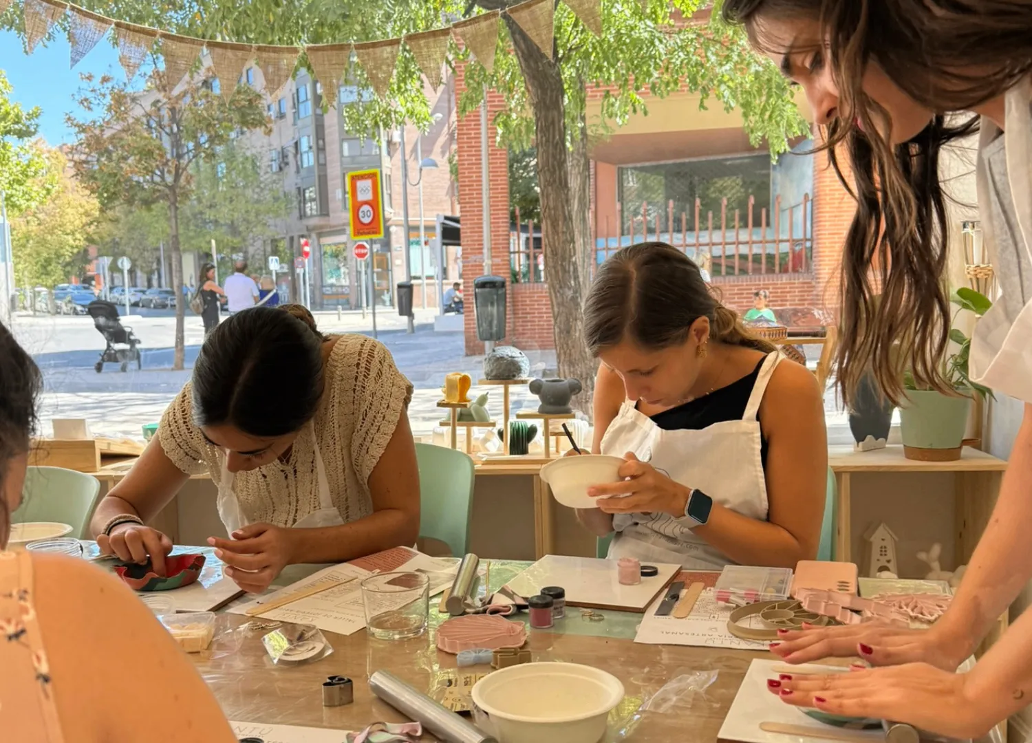 Taller de pinta tu pieza junto al ventanal de Bungaló