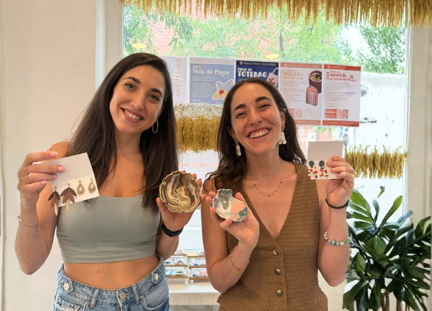 Dos chicas con pendientes y conchas pintadas en Bungaló